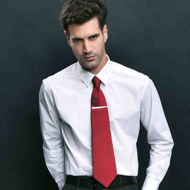 Stylish woven polyester tie 57" in length and 4" blade width